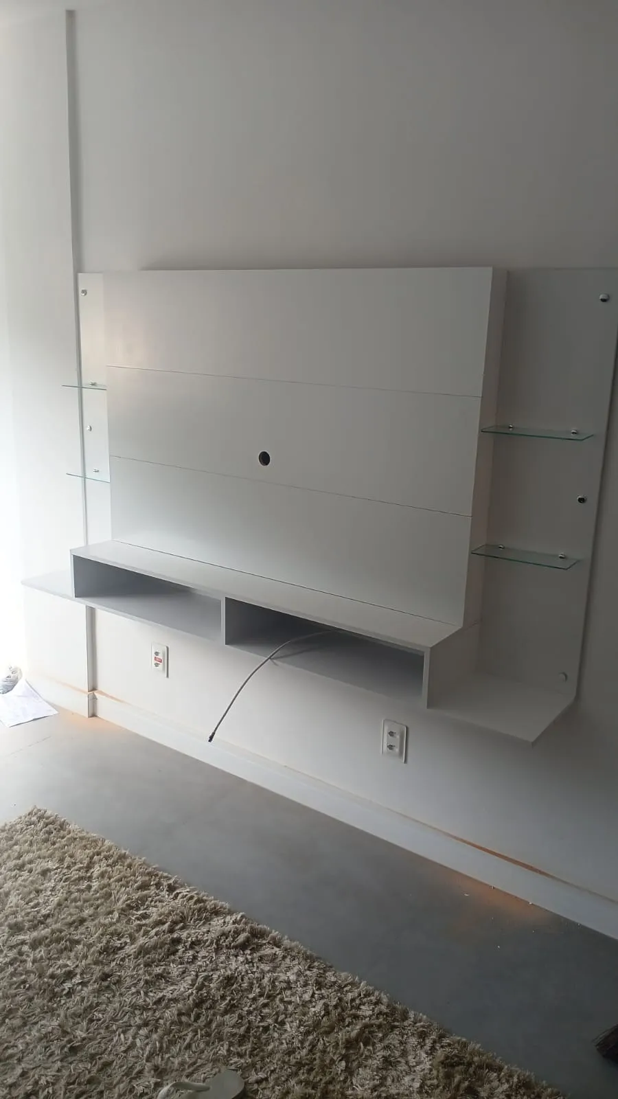 Rack branco para TV na sala